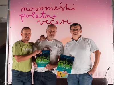Avtorji (z leve) Andrej Primc, Igor Vidmar in Ale&scaron; Gabrič so dobro leto raziskovali stoletno zgodovino novome&scaron;kega kluba.
Foto: Ema Koncilija
