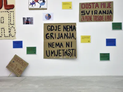 Na razstavo je vključenih več kot petdeset umetnikov in umetnic, umetni&scaron;kih kolektivov in združenj z območja nekdanje Jugoslavije, pripravilo jo je več kustosov.&nbsp;