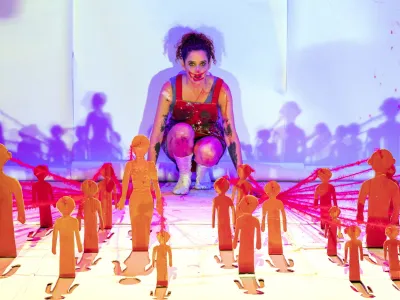 Carte Blanche je predstava nagrajene izraelske ustvarjalke Mihal Svironi. V njej oživijo liki, ki so se odtisnili v umetničino življenje. Foto: G&eacute;rard Allon