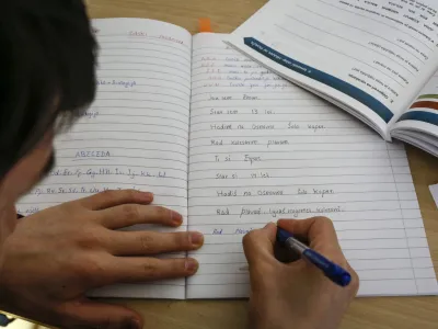 - simbolična fotografija -- &scaron;olstvo - pisanje - zvezek - učenje <br><br><br> - 16.03.2016 - Osnovna &scaron;ola O&Scaron; Koper - vključevanje begunskih otrok v izobraževalni sistem - trenutno imajo na &scaron;oli 43 otrok, ki imajo poseben status - begunci -  ///FOTO: Luka Cjuha.