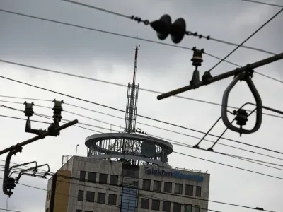 - poslovna stavba družbe Telekom Slovenije - Cigaletova ulica 15, elektrika - električni daljnovod - električna napetost - visokonapetostni vod - sevanje - elektrifikacija - simbolična - ilustrativna fotografija  //FOTO: Luka Cjuha