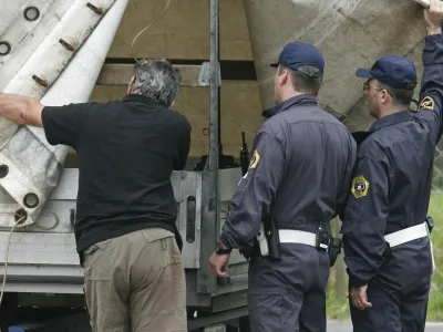 - nadzor nad prometom tovornih vozil, ki ga opravlja Specializirana enota za nadzor prometa v Upravi uniformirane policije GPU, počivaliče Lukovica v smeri proti Trojanam<br><br>/// Foto: Matej Pov&scaron;e<br><br>OPOMBA: SAMO ZA OBJAVO V ČASOPISU DNEVNIK