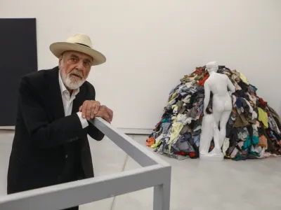 &raquo;Tole leseno kontrukcijo sem naredi zato, da se lahko, medtem ko vam pojasnjujem svoje delo, nanjo naslonim,&laquo; je povedal umetnik.&nbsp;