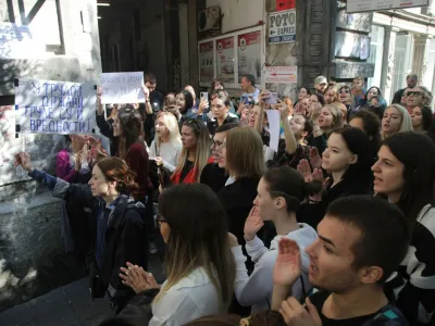 S transparenti z napisi &raquo;Nasilneže v zapor, ne v medije&laquo; in &raquo;Na nasilje se ne klika, nasilje se kaznuje&laquo; ter z glasnimi vzkliki, naj jih bo vendarle sram, so protestniki predali jasno sporočilo.&nbsp;