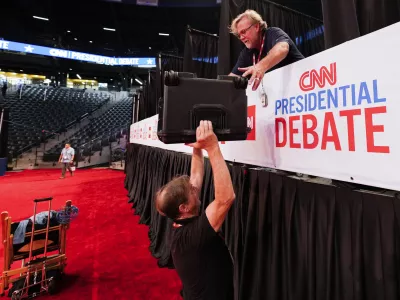 Priprave na soočenje v studiu televizije CNN so bile včeraj v polnem teku. Voditelja bosta Jake Tapper in Dana Bash. V Trumpovem taboru niso povsem zadovoljni in trdijo, da sta naklonjena Bidnu.&nbsp;