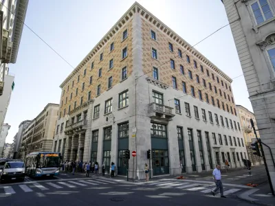 - Narodni dom v Trstu - kulturni in gospodarski center Slovencev, ki so ga pred 100 leti pogali faisti je ponovno v lasti slovenske narodne skupnosti v Italiji.- 13.07.2020  Italija/Trst  100. obletnica poiga Narodnega doma v Trstu - predsednika Slovenije in Italije sta poloila venec na spominskem obeleju na bazoviki fojbi in podpisala dokumenta s katerim je Narodni dom v Trstu znova formalno preel v last slovenske manjine //FOTO: Matja Rut