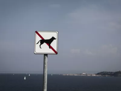 tabla - prepovedano za pse - pes- Piran 2014 - Piranski zaliv - 19 km2 velik zaliv v severnem delu Jadranskega morja, del Trža&scaron;kega zaliva, ki je na severni strani omejen z Rtom Madona, na južni pa s savudrijsklim rtom. Piranski zaliv si delita Slovenija in Hrva&scaron;ka; meja na morju &scaron;e ni določena in je od samostojnosti Slovenije v letu 1991 predmet sporov. Arbitražni sporazum, arbitraža.//FOTO: Luka Cjuha.