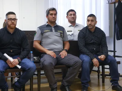 brata Mirsad in Roki Bajrić<br><br>- 14.09.2022 &ndash; sojenje &ndash; predobravnavni narok za Rokija Bajrića (levi z očali) in njegovega deset let starej&scaron;ega brata Mirsada ter Valentina Beganovića, zaradi strelskega spopada na terasi lokala Kofi plac ob tržnici sredi ljubljanskega BTC,<br> <br>//FOTO: Luka Cjuha<br>