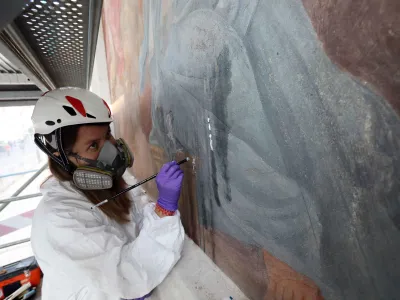 Anka Batič, konservatorka-restavratorka - 14.10.2022 - Ljubljanska stolnica - Stolna cerkev sv. Nikolaja, obnova po&scaron;kodovane freske z motivom Oznanjenja na južnem pročelju - naslikal Giulio Quaglio (1668&ndash;1751), //FOTO: Tomaž Skale