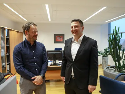 Se Viktor Vračar (na fotografiji levo, desno direktor TE&Scaron; Mitja Ta&scaron;ler) vrača v Termoelektrarno &Scaron;o&scaron;tanj kot generalni direktor?
&nbsp;