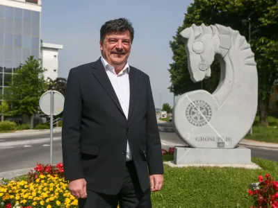 dr. Peter Verlič, župan Občine Grosuplje - 10.06.2019 &ndash; Občina Grosuplje, Taborska cesta 2 - obisk pri županu za rubriko župani zasebno //FOTO: Luka Cjuha.