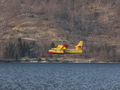 hrva&scaron;ki canadair, posebno letalo za ga&scaron;enje požarjev na Bohinjskem jezeru - 29.03.2022 &ndash; Preddvor &ndash; obsežen požar na pobočju Poto&scaron;ke gore nad Preddvorom v smeri izletni&scaron;ke točke Baba nad krajem Potoče //FOTO: Bojan Velikonja