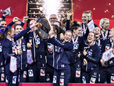 Handball - EHF Euro Women's Handball Championship Final - France v Norway - Jyske Bank Boxen, Herning, Denmark - December 20, 2020 The Norway team celebrate with the trophy after winning the EHF Euro Women's Handball Championship Ritzau Scanpix via REUTERS/Henning Bagger THIS IMAGE HAS BEEN SUPPLIED BY A THIRD PARTY. IT IS DISTRIBUTED, EXACTLY AS RECEIVED BY REUTERS, AS A SERVICE TO CLIENTS. DENMARK OUT. NO COMMERCIAL OR EDITORIAL SALES IN DENMARK.