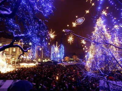 - Veseli december 2010 - prižiganje novoletne luči v sredi&scaron;ču prestolnice - svetlobna okrasitev mesta - začetek prazničnega decembrskega vzdu&scaron;ja na ljubljanskih ulicah - novoletno okra&scaron;ena Ljubljana <br><br><br>//FOTO: Bojan Velikonja 