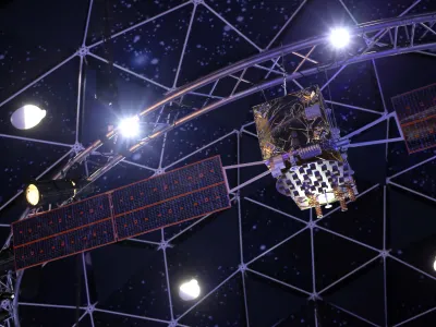 - simbolična fotografija - vesolje, vesoljska znanost in tehnologije - staelitska tehnologija -- 06.03.2015 - Evropska razstava o vesolju European Space Expo v Ljubljani - predstavili sisteme satelitske navigacije Galileo in EGNOS ter program opazovanja Zemlje Copernicus - //FOTO: Jaka Gasar