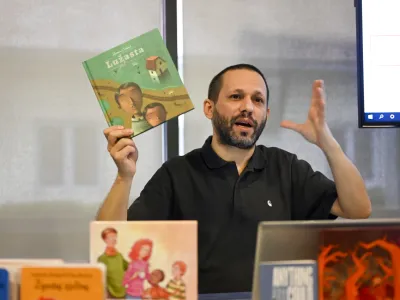 Lawrence Schimel, dvojezični (&scaron;pansko-angle&scaron;ki) avtor in književni prevajalec, ki živi v Madridu. - 23.11.2022 &ndash; Javna agencija za knjigo (JAK) &ndash; seminar o prodaji avtorskih pravic - Iz malega raste veliko: kako so lahko mali trgi uspe&scaron;ni pri prodaji pravic v tujino //FOTO: Nik Erik Neubauer