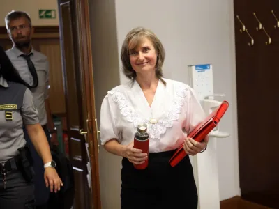 Tožilstvo Martini Veseljko očita, da je pod pretvezo duhovne rasti dve o&scaron;kodovanki načrtno ogoljufala za 180.000 evrov.
&nbsp;