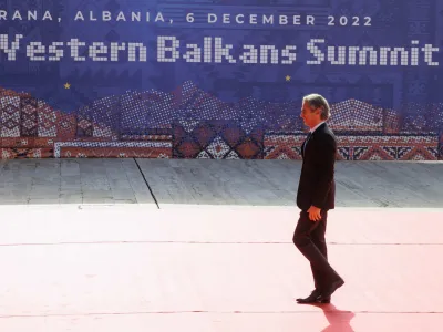 Robert Golob po izbruhu afere o političnih pritiskih na kadrovanje v policiji &scaron;e ni stopil pred javnost. Afero so danes namesto njega komentirali ministrica Dominika &Scaron;varc Pipan, državni sekretar na MNZ Branko Lobnikar in državna sekretarka Ma&scaron;a Kociper. Foto: STA