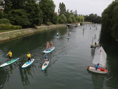 - 05.06.2022 - 100 supov na Ljubljanici za čistej&scaron;o reko - množično okoljevarstveno druženje suparjev iz cele Slovenije, ki jim ni vseeno za onesnažene vode &ndash; či&scaron;čenje nabrežja - Ljubljanica &ndash; sup deske &ndash; supanje - //FOTO: Luka Cjuha