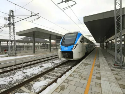 Pragersko - Železni&scaron;ka postaja - Promet - Železni&scaron;ki promet - Dogodek ob koncu projekta nadgradnje železni&scaron;kega vozli&scaron;ča in ureditve železni&scaron;ke postaje Pragersko, govorec je bil minister za kohezijo in regionalni razvoj Aleksander Jev&scaron;ek - Ilustracija - Tematika - železni&scaron;ki tiri - železni&scaron;ko vozli&scaron;če - tračnice - vlak - peron - - Avtor: Andrej Petelin&scaron;ek