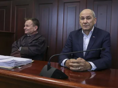 predsednik SDS Janez Jan&scaron;a, Franci Matoz, odvetnik Janeza Jan&scaron;e- 22.12.2022 &ndash; Okrožno sodi&scaron;če Kranj &ndash; od&scaron;kodninska tožba predsednika SDS Janeza Jan&scaron;e zoper sodnike in nekdanjo tožilko zaradi sodnega procesa Patria v vi&scaron;ini 900 tisoč evrov. //FOTO: Jaka Gasar