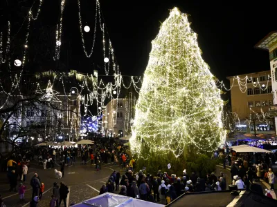 - Ljubljana - novoletna jelka <br><br><br> <br><br>- 16.12.2022 - Veseli December 2022 &ndash; praznično okra&scaron;eno mesto - božično novoletni sejem -<br><br> <br><br>//FOTO: Nik Erik Neubauer