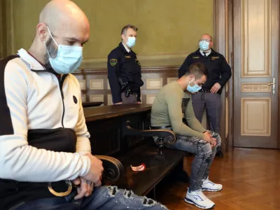 Milenko Hudorovac (v ospredju) je rop župni&scaron;ča v Vi&scaron;nji Gori zanikal, Samo Brajdič pa ga je priznal. Foto: Jaka Gasar&nbsp;