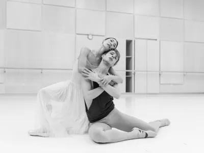 Balerina Marin Ino in plesalec Filippo Jorio med vajo v ljubljanski operno-baletni hi&scaron;i.