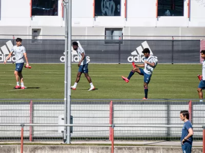 06 April 2020, Bavaria, Munich: (L-R) FC Bayern Munich's Robert Lewandowski, Alphonso Davies, Kingsley Coman and Joshua Zirkzee practice during a training session at the FC Bayern training ground. Bayern are to train in four groups on several pitches, and players will shower and eat at home, amid the Coronavirus outbreak. Photo: Matthias Balk/dpa - IMPORTANT NOTE: In accordance with the regulations of the DFL Deutsche FuĂźball Liga and the DFB Deutscher FuĂźball-Bund, it is prohibited to exploit or have exploited in the stadium and/or from the game taken photographs in the form of sequence images and/or video-like photo series.