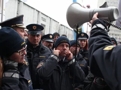 10.12.2015 - Policijska stavka - Policisti, ki stavkajo že od 18.novembra so se zopet zbrali pred vlado in parlamentom na protestnem shodu, s katerim želijo javnosti in predvsem vladi pokazati, da so enotni in odločeni vztrajati pri uveljavitvi zapisanih zavez, med drugim povečanje plač za 35 odstotkov in izplačilo presežnih ur, hkrati pa opozorili na neurejen status in neustrezno opremo - protestni shod - ///FOTO: Luka Cjuha