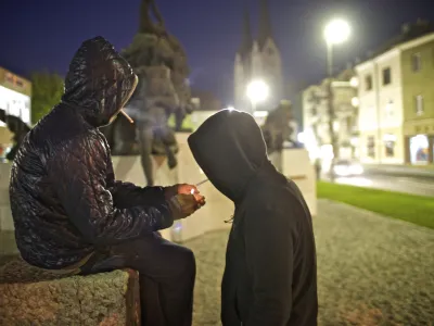 najstniki- Kočevje 2011 - vandalizem - &scaron;tevilni nočni požigi - razmi&scaron;ljajo o policijski uri, da bi vsem mlaj&scaron;im od 16 let po 22. uri prepovedovali zbiranje na prostem  //FOTO: Jaka Adamič