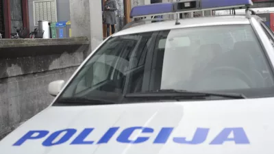  simbolična - ilustrativna fotografija NLB, afera, preiskave, preiskava, policija- &Scaron;martinska cesta 132 - Nova Ljubljanska banka - hi&scaron;na preiskava -   - hi&scaron;ne preiskave 2013 - kriminalistična preiskava domnevno spornega poslovanja NLB. - zaradi nepravilnosti pri odobravanju kreditov banka o&scaron;kodovana za tri milijone evrov   //FOTO: Tomaž Zajel&scaron;nik