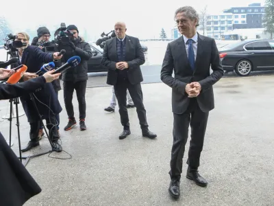 Varnostniki predsednika vlade Roberta Goloba delujejo neposredno pod generalnim sekretariatom vlade in ne v sklopu policijskega centra za varovanje in za&scaron;čito.