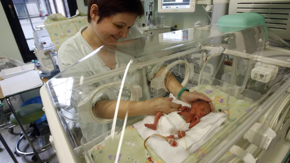 - inkubator - nedono&scaron;eni otroci - nedono&scaron;enčki - novorojenčki - prezgodnje rojstvo -- 17.12.2014 -Porodni&scaron;nica v Ljubljani - Enota za intenzivno nego in terapijo novorojenčkov (EITN) - //FOTO: Tomaž Skale