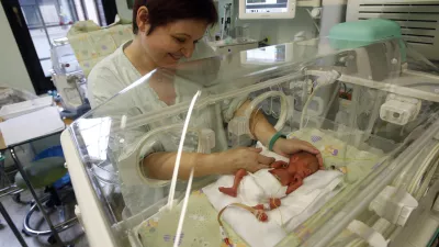 - inkubator - nedono&scaron;eni otroci - nedono&scaron;enčki - novorojenčki - prezgodnje rojstvo -- 17.12.2014 -Porodni&scaron;nica v Ljubljani - Enota za intenzivno nego in terapijo novorojenčkov (EITN) - //FOTO: Tomaž Skale