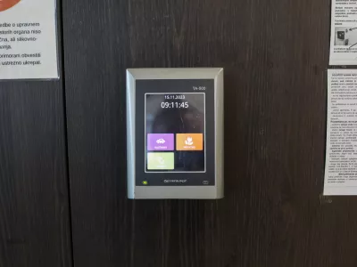 Od januarja do konca junija letos so in&scaron;pektorji ugotovili 392 kr&scaron;itev vodenja evidenc delovnega časa, pri čemer so izdali vsega 18 odločb o prekr&scaron;ku in 22 plačilnih nalogov. Na fotografiji naprava za beleženje prihodov in odhodov z dela.

&nbsp;