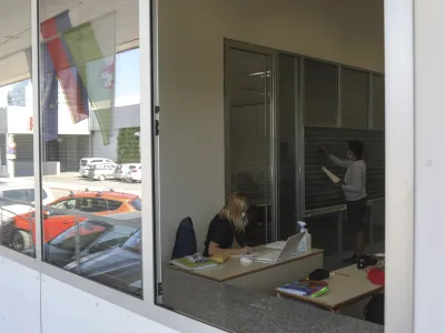 - BTC Ljubljana  učenci v nadomestnih prostorih kjer odpada strop - - 02.09.2021 - Zdruene ole Osnovna ola Kolezija in O Bičevje na nadomestni lokaciji kjer pouk poteka v ljubljanskem BTC zaradi obnove stavbe v Splitski ulici //FOTO: Jaka Gasar