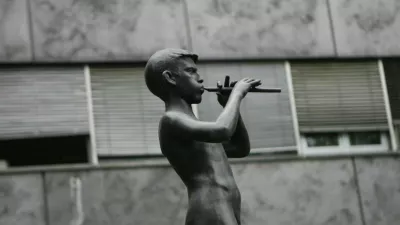 - Deček s pi&scaron;čalko pred stavbo RTV Slovenija je delo kiparja Zdenka Kalina. (1. maj 1946) - pastirček je simbol TV Slovenija. //FOTO: Bojan Velikonja