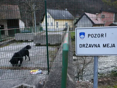 Ograjo je leta 2015 začelo postavljati podjetje Minis. Rezilno žico je lani poleti delno odstranila vojska, kraj&scaron;e po&scaron;kodovane dele ograje pa tudi že podjetja, ki so bila zadolžena za njeno vzdrževanje. Foto: Tomaž Skale&nbsp;