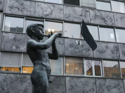 17.12.2021. - Simbolična fotografija - Deček s pi&scaron;čalko pred stavbo RTV Slovenija je delo kiparja Zdenka Kalina. (1. maj 1946) - pastirček je simbol TV Slovenija - RTV SLO in črna zastava.//FOTO: Bojan Velikonja