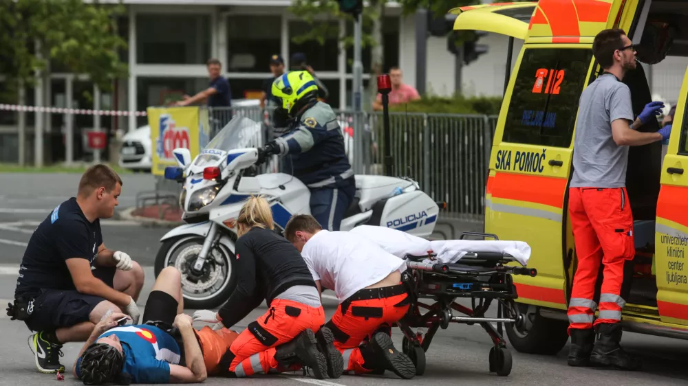 - kolesarska nesreča - re&scaron;evalci- 12.06.2016 - 35. kolesarski maraton Franja 2016 - kolesarski dogodek rekreativnih kolesarjev na 156 kilometrov dolgi kolesarski poti od Ljubljane do Franje -    ///FOTO: Luka Cjuha.