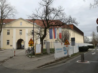 - 11.01.2023 &ndash; Gradbi&scaron;če Kampus Vrazov trg - območje medicinske fakultete v Ljubljani - redvidena je izgradnja cca 12.300 m2 neto povr&scaron;in in izgradnja dveh podzemnih etaž z garažo v izmeri cca 6.600 m2 neto povr&scaron;in.<br>&nbsp;<br><br>//FOTO: Luka Cjuha