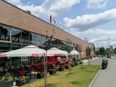 Prva poslovalnica KFC v Ljubljani deluje v prostoru, za katerega investitor gradnje &scaron;e ni pridobil uporabnega dovoljenja. Na ljubljanski upravni enoti so pojasnili, da so vlogo za izdajo dovoljenja dobili v zadnjem tednu junija.

&nbsp;

&nbsp;