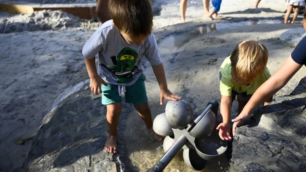 - prenovljeno igri&scaron;če ob ribniku v Tivoliju, - 30.07.2022 &ndash; otro&scaron;ka igri&scaron;ča v Ljubljani &ndash; igrala na vročem soncu -