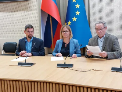 Odslej naj bi se vlada s sindikati, na ravni delovnih skupin, ob torkih in četrtkih usklajevala o predlogu zakona, ob sredah pa naj bi potekala pogajanja o odpravi nesorazmerij po panogah. Na fotografiji ministrica Sanja Ajanović Hovnik s ključnima pogajalcema iz vrst sindikatov, Jakobom Počivav&scaron;kom in Branimirjem &Scaron;trukljem. Foto: STA&nbsp;