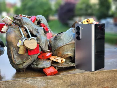 Galaxy z fold6 je z uvedbo nekoliko bolj ostrih robov postal naprava resnej&scaron;ega videza. Tudi sicer je trg zanjo zlasti med poslovneži.