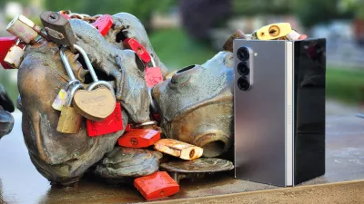 Galaxy z fold6 je z uvedbo nekoliko bolj ostrih robov postal naprava resnej&scaron;ega videza. Tudi sicer je trg zanjo zlasti med poslovneži.