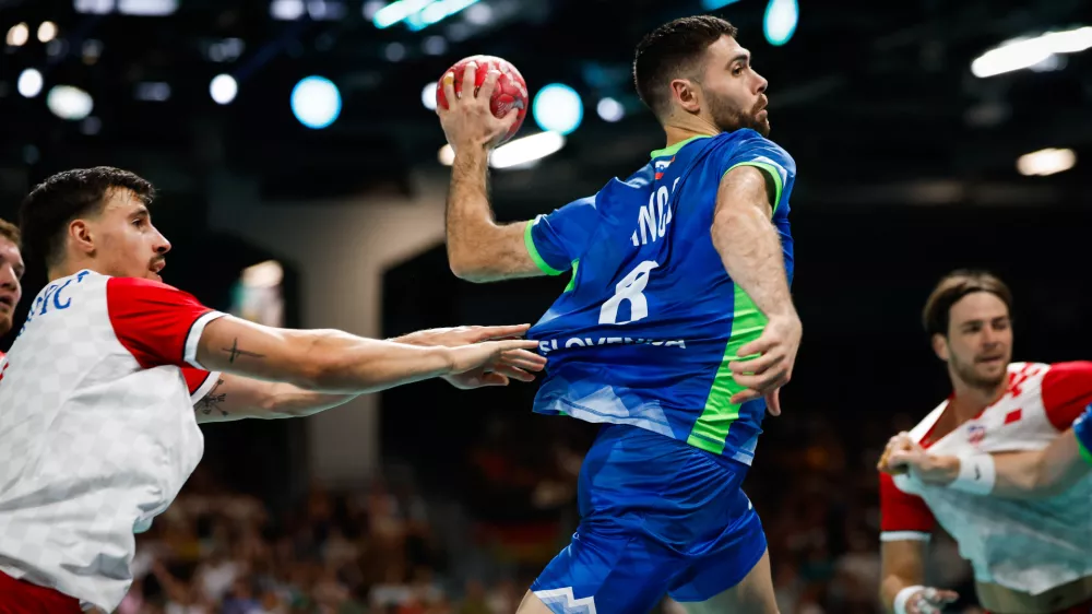 Blaž Janc (z žogo) je dosegel osem golovob le enem zgre&scaron;enem strelu in je bil nere&scaron;ljiva uganka za obrambo Hrva&scaron;ke.

&nbsp;

&nbsp;