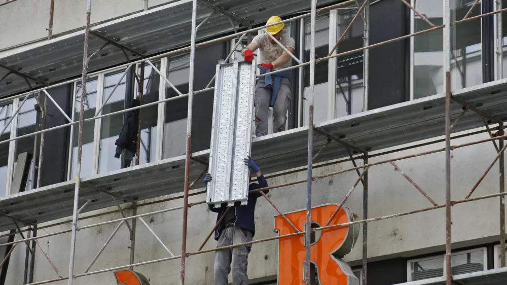 - 30.03.2015 - gradbeni oder - delavci - gradbeni&scaron;tvo - obnova fasade - Časopisno založni&scaron;ko podjetje mariborski VEČER - predstavni&scaron;tvo v LJ - Kino Komuna, Cankarjeva cesta 1 v Ljubljani//FOTO: Tomaž Skale