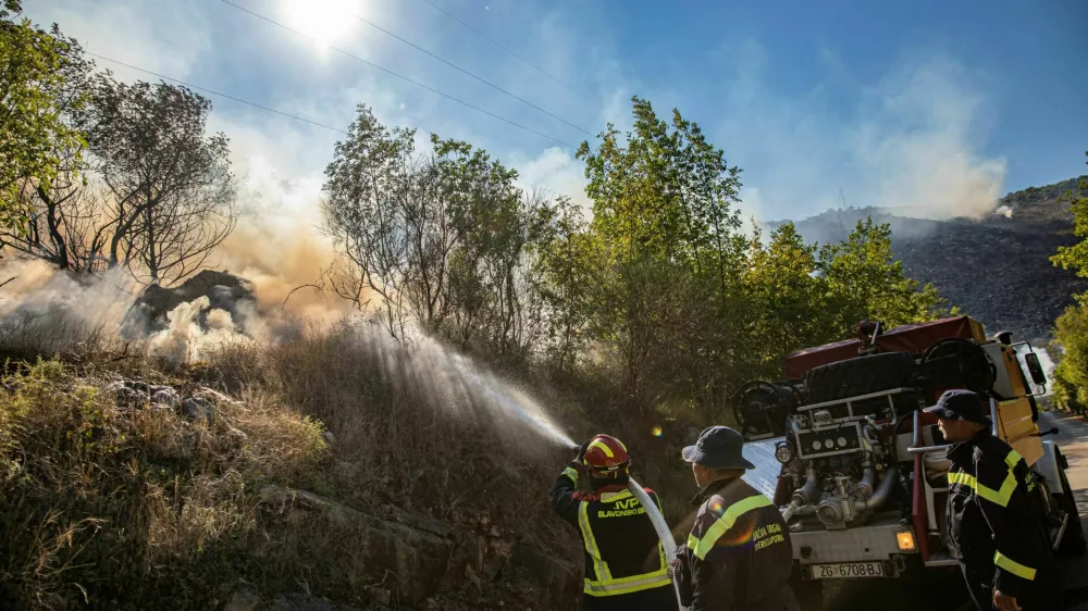 Med ga&scaron;enjem požara v Dubrovniku je umrl 42-letni gasilec. Kaj natančno se je zgodilo, &scaron;e ni znano. 